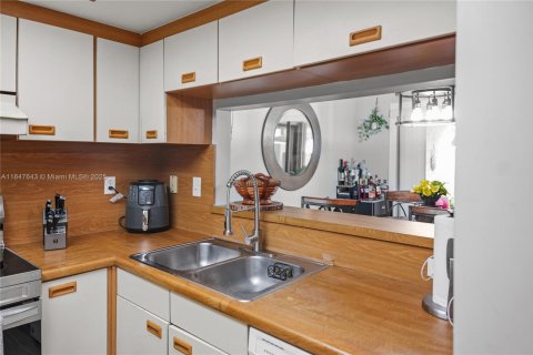 Condo in Miami, Florida, 3 bedrooms  № 1848393 - photo 6