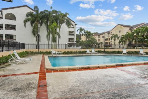 Condo in Miami, Florida, 3 bedrooms  № 1848393 - photo 1
