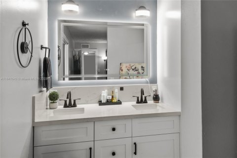 Condo in Miami, Florida, 3 bedrooms  № 1848393 - photo 19