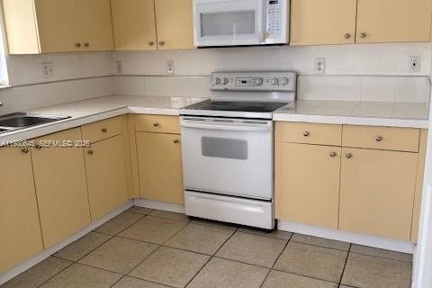 Снять в аренду таунхаус в Хомстед, Флорида 4 спальни, 165.83м2, № 2044282 - фото 6