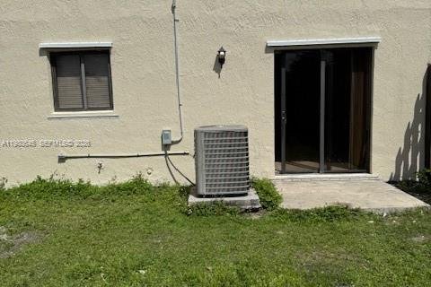 Снять в аренду таунхаус в Хомстед, Флорида 4 спальни, 165.83м2, № 2044282 - фото 2