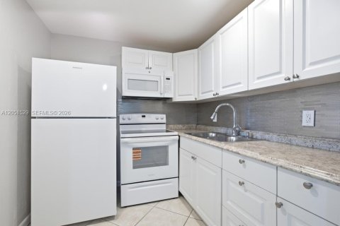 Condo in Deerfield Beach, Florida, 1 bedroom  № 2268711 - photo 6