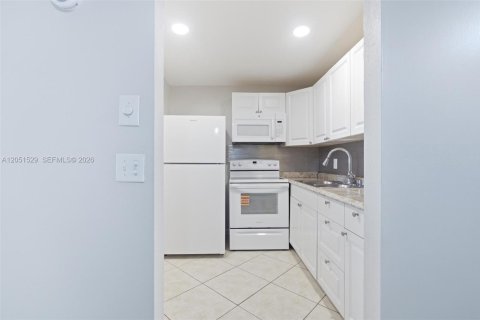 Condo in Deerfield Beach, Florida, 1 bedroom  № 2268711 - photo 14