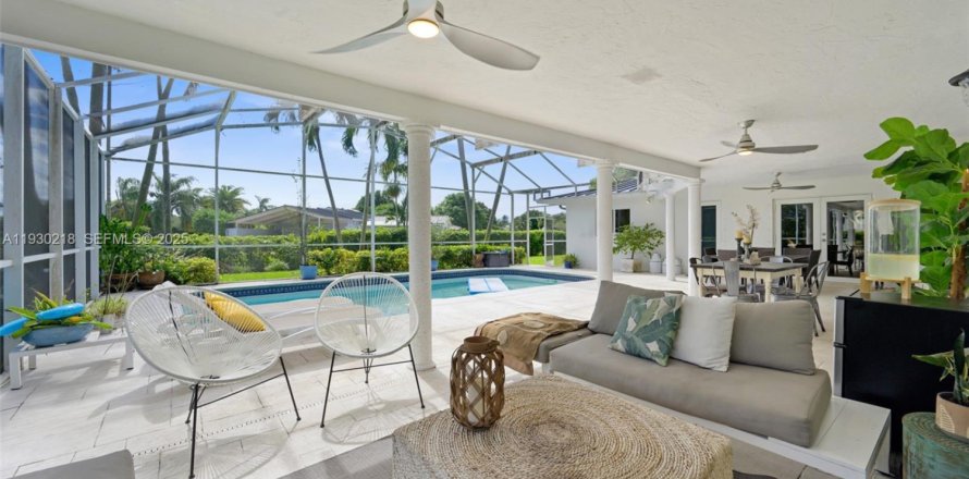 Дом в Пальметто-Бей, Флорида 5 спален, 212.75м2 № 1988971