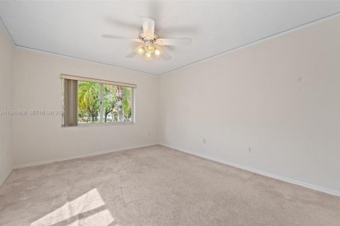 House in Doral, Florida 3 bedrooms, 176.33 sq.m. № 2043123 - photo 20