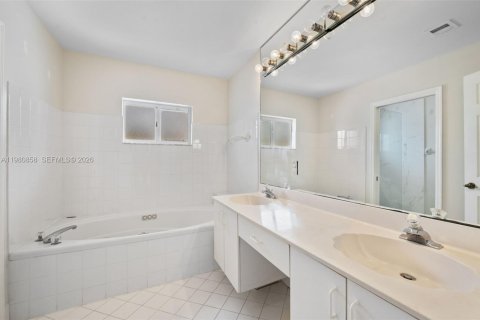 House in Doral, Florida 3 bedrooms, 176.33 sq.m. № 2043123 - photo 15