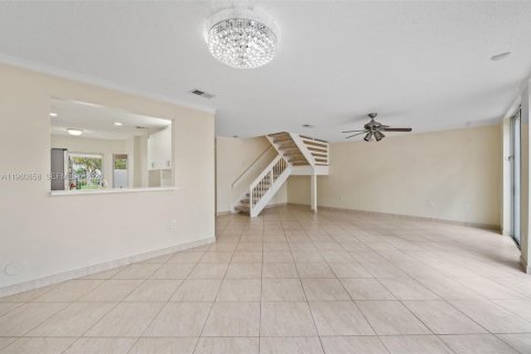 House in Doral, Florida 3 bedrooms, 176.33 sq.m. № 2043123 - photo 6