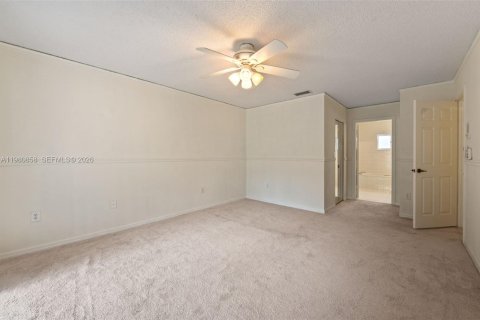 House in Doral, Florida 3 bedrooms, 176.33 sq.m. № 2043123 - photo 13