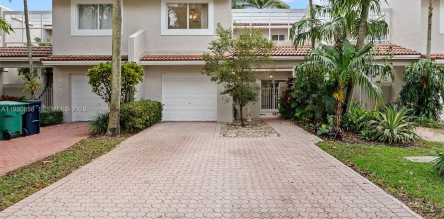 House in Doral, Florida 3 bedrooms, 176.33 sq.m. № 2043123