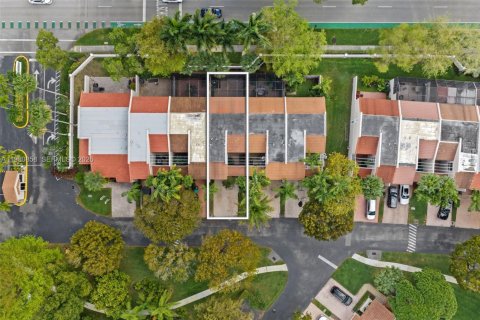 House in Doral, Florida 3 bedrooms, 176.33 sq.m. № 2043123 - photo 27