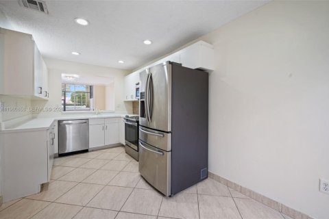 House in Doral, Florida 3 bedrooms, 176.33 sq.m. № 2043123 - photo 10