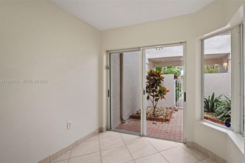 House in Doral, Florida 3 bedrooms, 176.33 sq.m. № 2043123 - photo 11