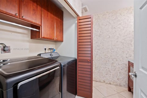 House in Doral, Florida 3 bedrooms, 176.33 sq.m. № 2043123 - photo 24