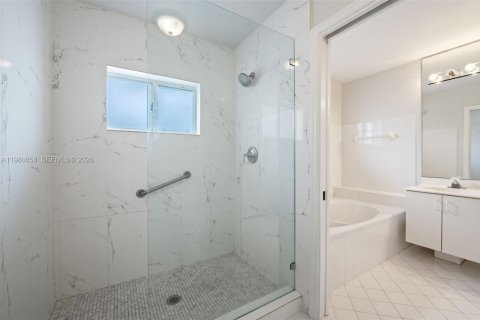 House in Doral, Florida 3 bedrooms, 176.33 sq.m. № 2043123 - photo 16