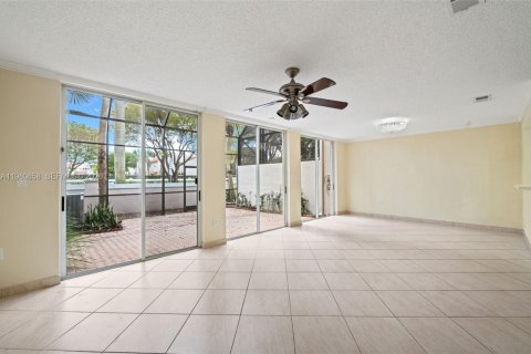 House in Doral, Florida 3 bedrooms, 176.33 sq.m. № 2043123 - photo 7