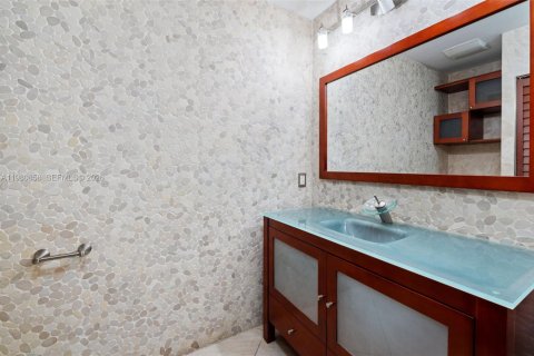 House in Doral, Florida 3 bedrooms, 176.33 sq.m. № 2043123 - photo 23