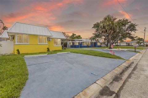 Commercial property in Madeira Beach, Florida 4 bedrooms, 234.39 sq.m. № 1808514 - photo 1