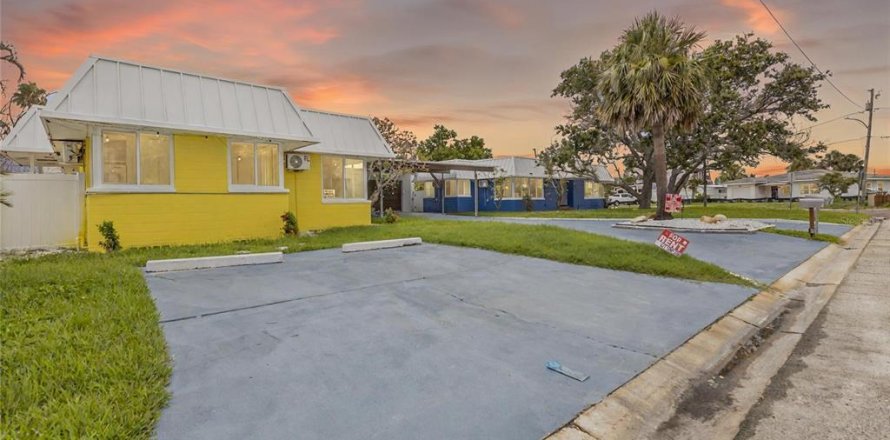 Commercial property in Madeira Beach, Florida 4 bedrooms, 234.39 sq.m. № 1808514