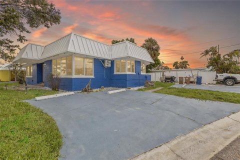 Commercial property in Madeira Beach, Florida 4 bedrooms, 234.39 sq.m. № 1808514 - photo 2
