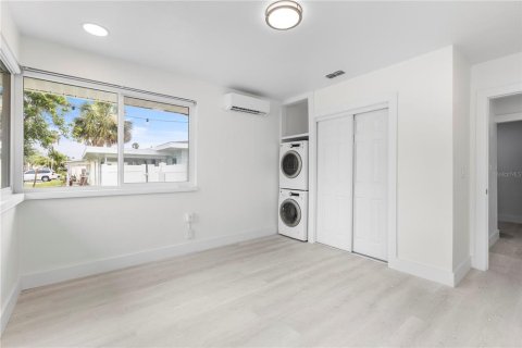 Commercial property in Madeira Beach, Florida 4 bedrooms, 234.39 sq.m. № 1808514 - photo 13