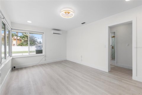 Commercial property in Madeira Beach, Florida 4 bedrooms, 234.39 sq.m. № 1808514 - photo 7