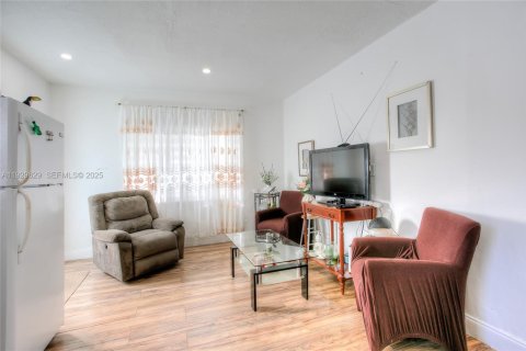 Casa en venta en Miami Gardens, Florida, 5 dormitorios, 252.23 m2 № 1989233 - foto 13