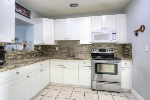 Casa en venta en Miami Gardens, Florida, 5 dormitorios, 252.23 m2 № 1989233 - foto 5