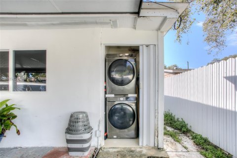 Casa en venta en Miami Gardens, Florida, 5 dormitorios, 252.23 m2 № 1989233 - foto 17