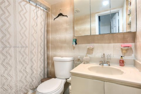 Casa en venta en Miami Gardens, Florida, 5 dormitorios, 252.23 m2 № 1989233 - foto 15