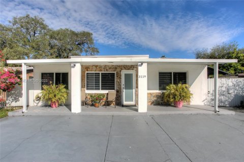 Casa en venta en Miami Gardens, Florida, 5 dormitorios, 252.23 m2 № 1989233 - foto 1