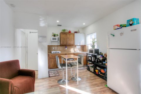 Casa en venta en Miami Gardens, Florida, 5 dormitorios, 252.23 m2 № 1989233 - foto 12