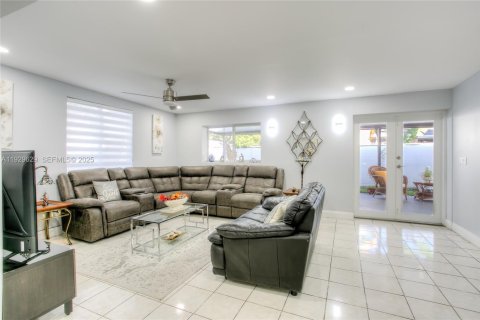 Casa en venta en Miami Gardens, Florida, 5 dormitorios, 252.23 m2 № 1989233 - foto 3
