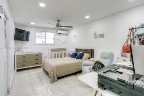 Casa en venta en Miami Gardens, Florida, 5 dormitorios, 252.23 m2 № 1989233 - foto 11