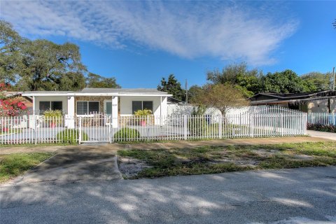 Casa en venta en Miami Gardens, Florida, 5 dormitorios, 252.23 m2 № 1989233 - foto 2