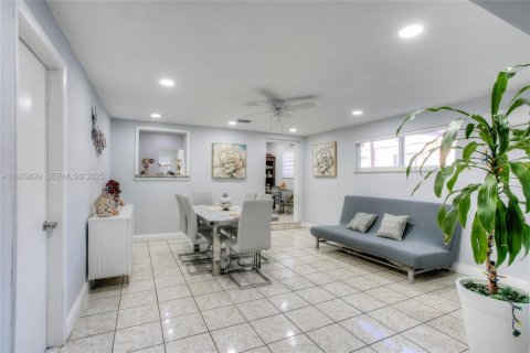 Casa en venta en Miami Gardens, Florida, 5 dormitorios, 252.23 m2 № 1989233 - foto 9