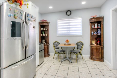 Casa en venta en Miami Gardens, Florida, 5 dormitorios, 252.23 m2 № 1989233 - foto 6
