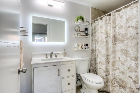 Casa en venta en Miami Gardens, Florida, 5 dormitorios, 252.23 m2 № 1989233 - foto 7