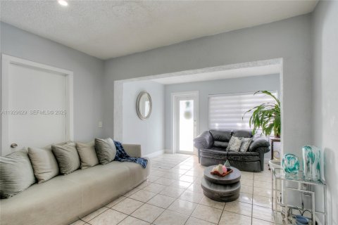 Casa en venta en Miami Gardens, Florida, 5 dormitorios, 252.23 m2 № 1989233 - foto 4