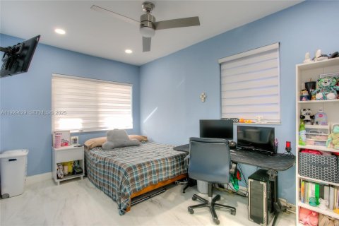 Casa en venta en Miami Gardens, Florida, 5 dormitorios, 252.23 m2 № 1989233 - foto 10