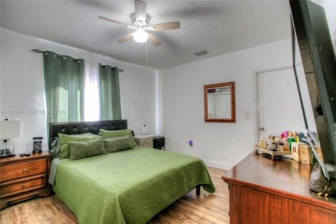 Casa en venta en Miami Gardens, Florida, 5 dormitorios, 252.23 m2 № 1989233 - foto 14