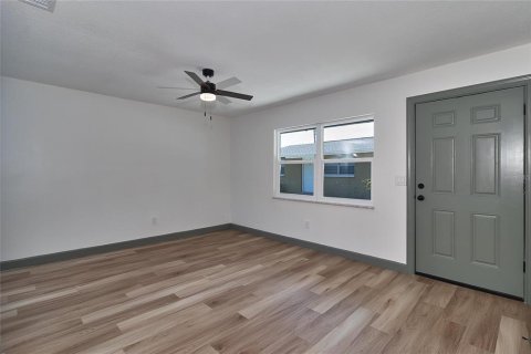 Commercial property in Saint Petersburg, Florida 7 bedrooms, 129.69 sq.m. № 1915730 - photo 2