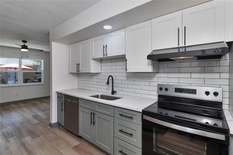 Commercial property in Saint Petersburg, Florida 7 bedrooms, 129.69 sq.m. № 1915730 - photo 7
