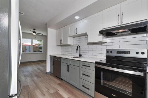 Commercial property in Saint Petersburg, Florida 7 bedrooms, 129.69 sq.m. № 1915730 - photo 8