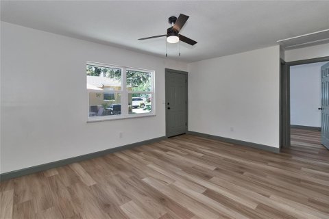 Commercial property in Saint Petersburg, Florida 7 bedrooms, 129.69 sq.m. № 1915730 - photo 3