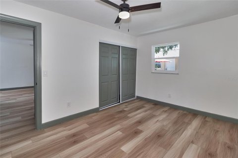 Commercial property in Saint Petersburg, Florida 7 bedrooms, 129.69 sq.m. № 1915730 - photo 17