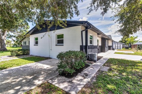 Commercial property in Saint Petersburg, Florida 7 bedrooms, 129.69 sq.m. № 1915730 - photo 22
