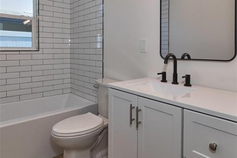 Commercial property in Saint Petersburg, Florida 7 bedrooms, 129.69 sq.m. № 1915730 - photo 10
