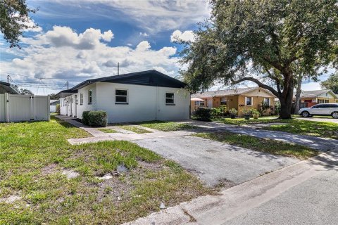Commercial property in Saint Petersburg, Florida 7 bedrooms, 129.69 sq.m. № 1915730 - photo 30