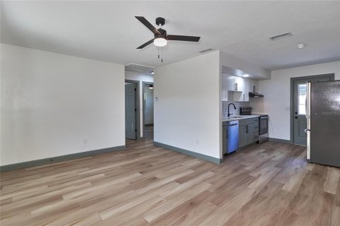 Commercial property in Saint Petersburg, Florida 7 bedrooms, 129.69 sq.m. № 1915730 - photo 4