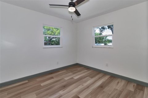 Commercial property in Saint Petersburg, Florida 7 bedrooms, 129.69 sq.m. № 1915730 - photo 12